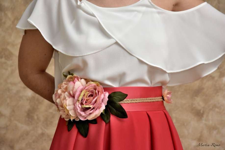 Falda coral y cinturón de flores